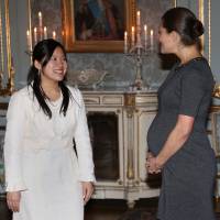 Victoria de Suède, enceinte : Un ventre bien rond devant la princesse Ayako