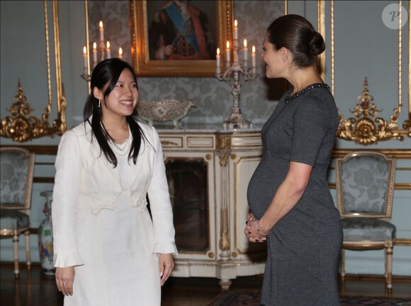 La princesse Victoria de Suède, enceinte de son deuxième enfant, recevait le 12 novembre 2015 la princesse Ayako de Takamado en audience au palais royal à Stockholm.