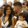 Pilar Rubio, son compagnon Sergio Ramos et leur fils Sergio Jr. lors de la conférence de presse annonçant la prolongation du contrat du défenseur central avec le Real de Madrid, à Madrid, le 17 août 2015