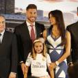 Florentino Perez, Pilar Rubio, son compagnon Sergio Ramos lors de la conférence de presse annonçant la prolongation du contrat du défenseur central avec le Real de Madrid, à Madrid, le 17 août 2015