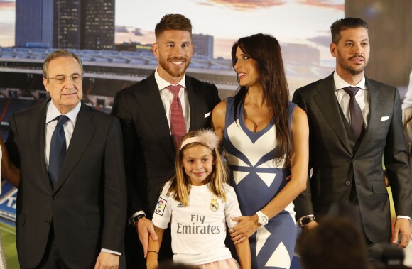 Florentino Perez, Pilar Rubio, son compagnon Sergio Ramos lors de la conférence de presse annonçant la prolongation du contrat du défenseur central avec le Real de Madrid, à Madrid, le 17 août 2015