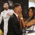 Sergio Ramos et sa compagne Pilar Rubio lors de la conférence de presse annonçant la prolongation du contrat du défenseur central avec le Real de Madrid, à Madrid, le 17 août 2015