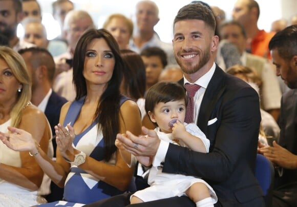 Pilar Rubio, son compagnon Sergio Ramos et leur fils Sergio Jr. lors de la conférence de presse annonçant la prolongation du contrat du défenseur central avec le Real de Madrid, à Madrid, le 17 août 2015