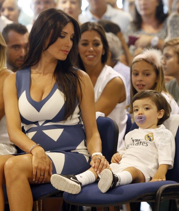 Pilar Rubio et son fils Sergio Jr. lors de la conférence de presse annonçant la prolongation du contrat de son compagnon et défenseur central Sergio Ramos avec le Real de Madrid, à Madrid, le 17 août 2015