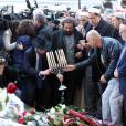 Marek Halter et l'imam de Drancy Hassen Chalghoumi rendent hommage aux victimes de l'attentat terroriste du Bataclan à Paris le 15 novembre 2015. Des attaques terroristes ont eu lieu simultanément dans six endroits à Paris et à Saint-Denis faisant au moins 130 morts et plus de 300 blessés. L'état d'urgence est en vigueur. © Dominique Jacovides / Bestimage