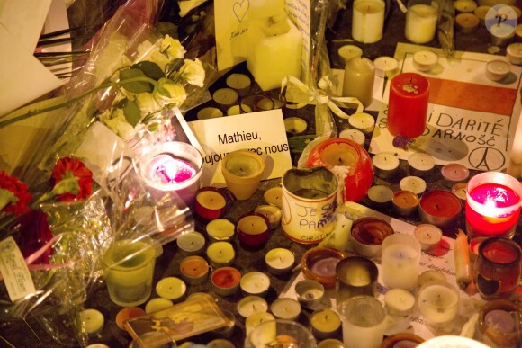 Des centaines de bougies, gerbes de fleurs et messages ont été déposés près du Bataclan, à l'angle de la rue de Crussol et du boulevard Voltaire, à la nuit tombée le dimanche 15 novembre 2015, en hommage aux victimes des attentats terroristes du 13 novembre 2015 à Paris © Vincent Emery / Bestimage.
