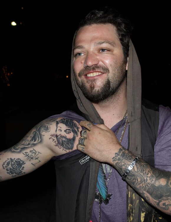 EXCLUSIF - Bam Margera dévoile le tatouage hommage à Ryan Dunn à la sortie du Teddy à Los Angeles, le 3 août 2011