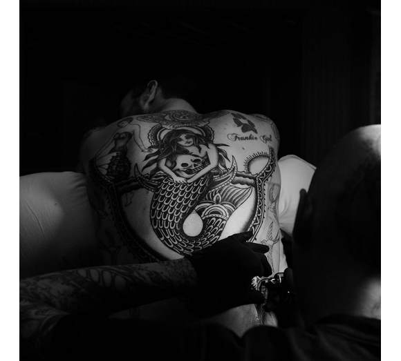 Adam Levine s'est offert un nouveau tatouage en forme de sirène / photo postée sur Instagram.