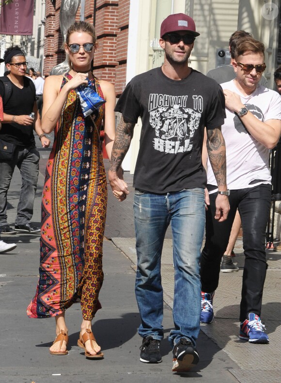 Adam Levine se promène avec sa femme Behati Prinsloo à New York le 5 septembre 2014.