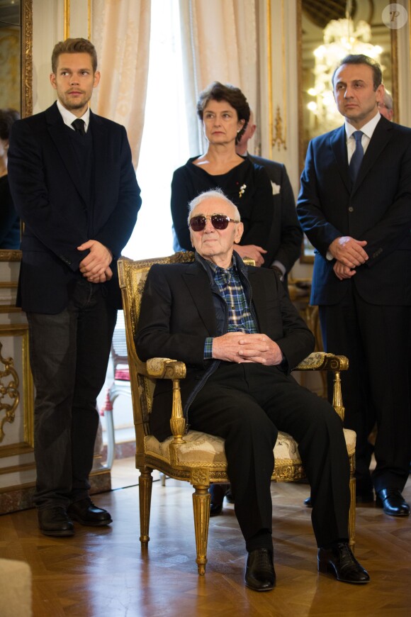 Charles Aznavour est décoré au grade de Commandeur de l'Ordre de la Couronne de Belgique à Bruxelles le 16 novembre 2015. Cette décoration a été décerné à Charles Aznavour à la demande de Didier Reynders, ministre des affaires étrangère qui lui a remis en personne.