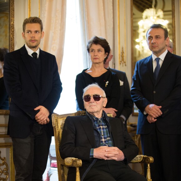 Charles Aznavour est décoré au grade de Commandeur de l'Ordre de la Couronne de Belgique à Bruxelles le 16 novembre 2015. Cette décoration a été décerné à Charles Aznavour à la demande de Didier Reynders, ministre des affaires étrangère qui lui a remis en personne.