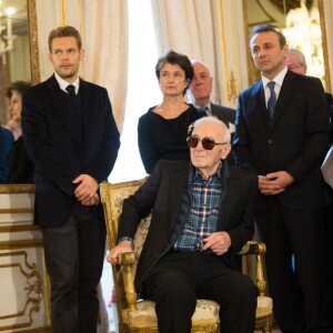 Charles Aznavour est décoré au grade de Commandeur de l'Ordre de la Couronne de Belgique à Bruxelles le 16 novembre 2015. Cette décoration a été décerné à Charles Aznavour à la demande de Didier Reynders, ministre des affaires étrangère qui lui a remis en personne. Charles Aznavour était accompagné par son fils Nicolas.