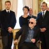Charles Aznavour est décoré au grade de Commandeur de l'Ordre de la Couronne de Belgique à Bruxelles le 16 novembre 2015. Cette décoration a été décerné à Charles Aznavour à la demande de Didier Reynders, ministre des affaires étrangère qui lui a remis en personne. Charles Aznavour était accompagné par son fils Nicolas.
