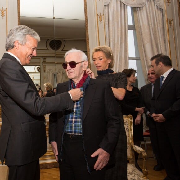 Charles Aznavour est décoré au grade de Commandeur de l'Ordre de la Couronne de Belgique à Bruxelles le 16 novembre 2015. Cette décoration a été décerné à Charles Aznavour à la demande de Didier Reynders, ministre des affaires étrangère qui lui a remis en personne. Charles Aznavour était accompagné par son fils Nicolas.