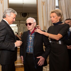 Charles Aznavour est décoré au grade de Commandeur de l'Ordre de la Couronne de Belgique à Bruxelles le 16 novembre 2015. Cette décoration a été décerné à Charles Aznavour à la demande de Didier Reynders, ministre des affaires étrangère qui lui a remis en personne. Charles Aznavour était accompagné par son fils Nicolas.