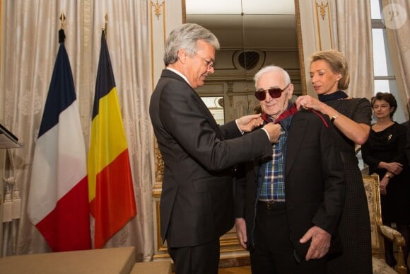 Le chanteur Charles Aznavour est décoré au grade de Commandeur de l'Ordre de la Couronne de Belgique à Bruxelles le 16 novembre 2015. Cette décoration a été décerné à Charles Aznavour à la demande de Didier Reynders, ministre des affaires étrangère qui lui a remis en personne. Charles Aznavour était accompagné par son fils Nicolas.