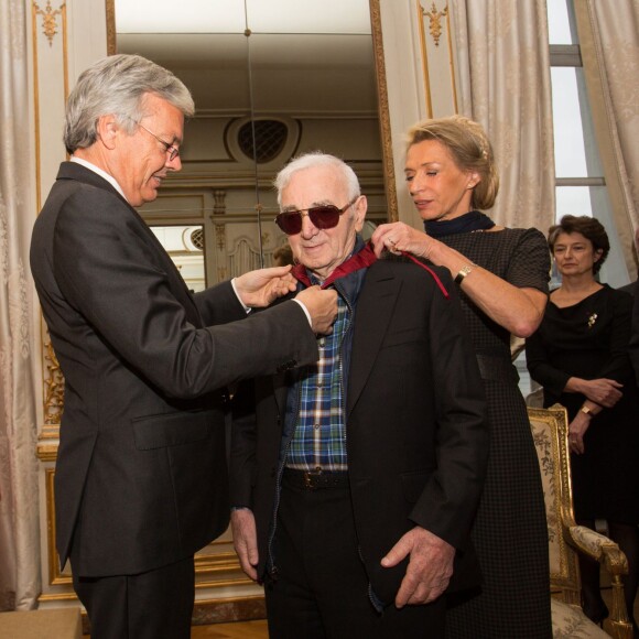 Le chanteur Charles Aznavour est décoré au grade de Commandeur de l'Ordre de la Couronne de Belgique à Bruxelles le 16 novembre 2015. Cette décoration a été décerné à Charles Aznavour à la demande de Didier Reynders, ministre des affaires étrangère qui lui a remis en personne. Charles Aznavour était accompagné par son fils Nicolas.