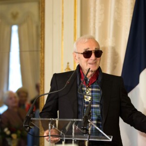 Charles Aznavour est décoré au grade de Commandeur de l'Ordre de la Couronne de Belgique à Bruxelles le 16 novembre 2015. Cette décoration a été décerné à Charles Aznavour à la demande de Didier Reynders, ministre des affaires étrangère qui lui a remis en personne. Charles Aznavour était accompagné par son fils Nicolas.