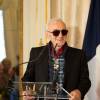 Charles Aznavour est décoré au grade de Commandeur de l'Ordre de la Couronne de Belgique à Bruxelles le 16 novembre 2015. Cette décoration a été décerné au chanteur à la demande de Didier Reynders, ministre des affaires étrangère qui lui a remis en personne. Charles Aznavour était accompagné par son fils Nicolas.