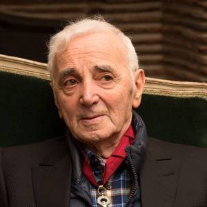 Charles Aznavour est décoré au grade de Commandeur de l'Ordre de la Couronne de Belgique à Bruxelles le 16 novembre 2015.