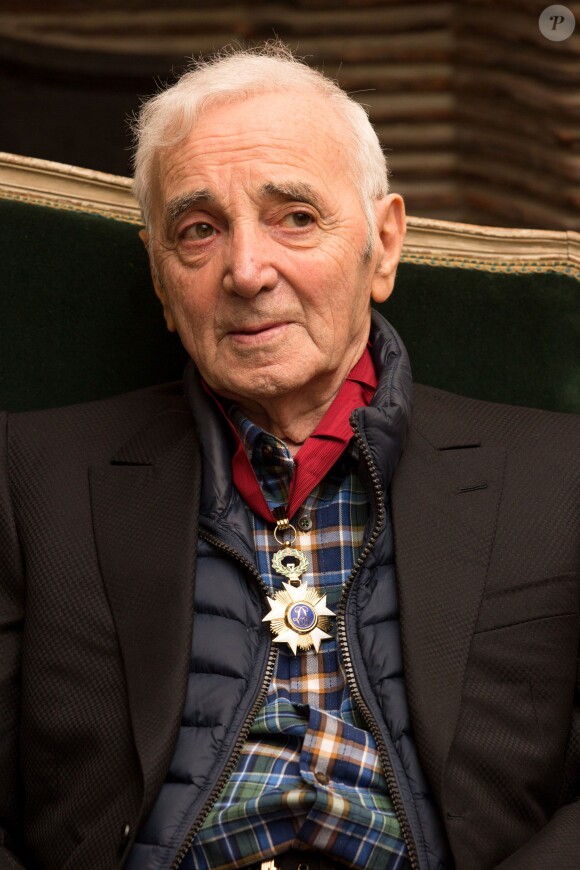 Charles Aznavour est décoré au grade de Commandeur de l'Ordre de la Couronne de Belgique à Bruxelles le 16 novembre 2015.