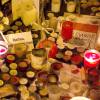 Des centaines de bougies, gerbes de fleurs et messages ont été déposés près du Bataclan, à l'angle de la rue de Crussol et du boulevard Voltaire, à la nuit tombée le dimanche 15 novembre 2015, en hommage aux victimes des attentats terroristes du 13 novembre 2015 à Paris © Vincent Emery / Bestimage.