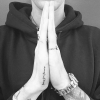 Gabriel-Kane Day-Lewis s'est fait tatouer les mots "Pray For Paris" sur la main en hommage aux victimes des attentats du 13 novembre 2015.