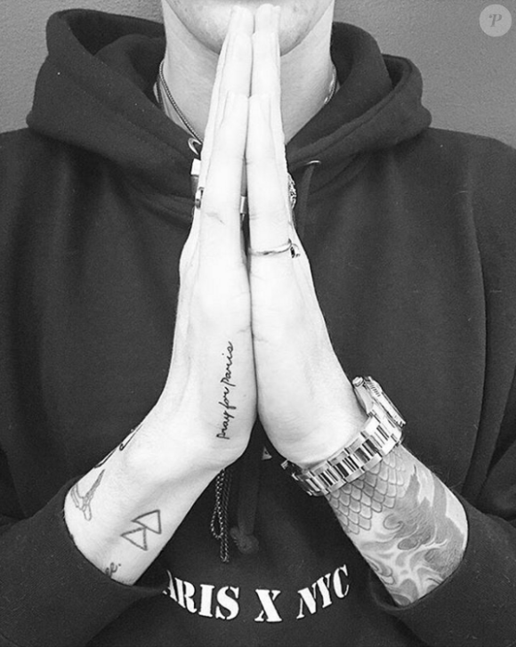 Gabriel-Kane Day-Lewis s'est fait tatouer les mots "Pray For Paris" sur la main en hommage aux victimes des attentats du 13 novembre 2015.