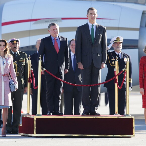 Le roi Felipe VI, la reine Letizia d'Espagne, le roi Abdallah II et la reine Rania de Jordanie - Le couple royal d'Espagne accueille le couple royal de Jordanie lors d'une cérémonie à l'aéroport à Madrid, le 19 novembre 2015.  Kings of Spain, Felipe and Letizia Ortiz VI attend of welcome ceremony to kings of Jordan, Abdullah II and his wife Queen Rania at the airport in Madrid, on Thursday 19th November, 2015.19/11/2015 - Madrid