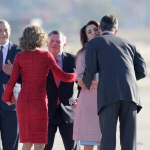 Le roi Felipe VI, la reine Letizia d'Espagne, le roi Abdallah II et la reine Rania de Jordanie - Le couple royal d'Espagne accueille le couple royal de Jordanie lors d'une cérémonie à l'aéroport à Madrid, le 19 novembre 2015.  Kings of Spain, Felipe and Letizia Ortiz VI attend of welcome ceremony to kings of Jordan, Abdullah II and his wife Queen Rania at the airport in Madrid, on Thursday 19th November, 2015.19/11/2015 - Madrid