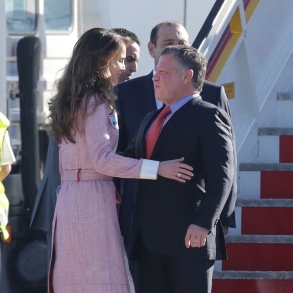 Arrivée avant lui, Rania de Jordanie accueille son mari à Madrid ! Le roi Abdullah II et la reine Rania de Jordanie - Le couple royal d'Espagne accueille le couple royal de Jordanie lors d'une cérémonie à l'aéroport à Madrid, le 19 novembre 2015.