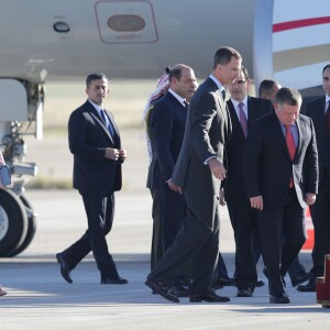 Le roi Felipe VI, la reine Letizia d'Espagne, le roi Abdallah II et la reine Rania de Jordanie - Le couple royal d'Espagne accueille le couple royal de Jordanie lors d'une cérémonie à l'aéroport à Madrid, le 19 novembre 2015.  Kings of Spain, Felipe and Letizia Ortiz VI attend of welcome ceremony to kings of Jordan, Abdullah II and his wife Queen Rania at the airport in Madrid, on Thursday 19th November, 2015.19/11/2015 - Madrid