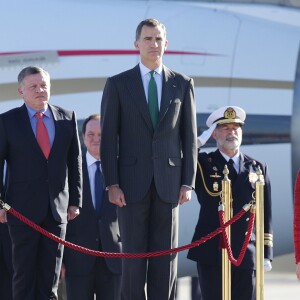 Le roi Felipe VI, la reine Letizia d'Espagne, le roi Abdallah II et la reine Rania de Jordanie - Le couple royal d'Espagne accueille le couple royal de Jordanie lors d'une cérémonie à l'aéroport à Madrid, le 19 novembre 2015.  Kings of Spain, Felipe and Letizia Ortiz VI attend of welcome ceremony to kings of Jordan, Abdullah II and his wife Queen Rania at the airport in Madrid, on Thursday 19th November, 2015.19/11/2015 - Madrid