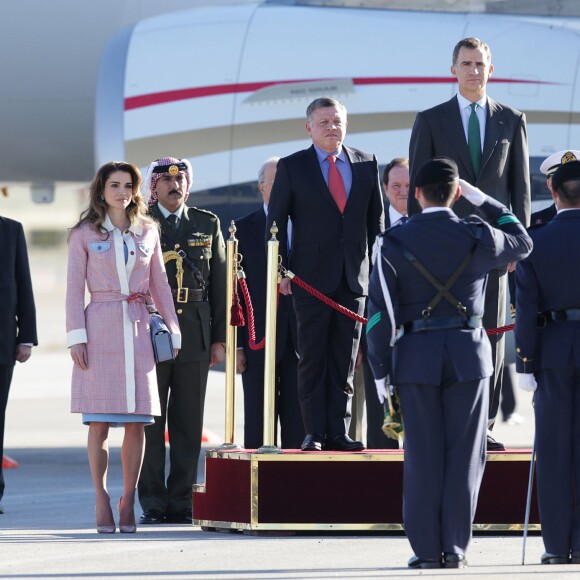 Le roi Felipe VI, la reine Letizia d'Espagne, le roi Abdallah II et la reine Rania de Jordanie - Le couple royal d'Espagne accueille le couple royal de Jordanie lors d'une cérémonie à l'aéroport à Madrid, le 19 novembre 2015.  Kings of Spain, Felipe and Letizia Ortiz VI attend of welcome ceremony to kings of Jordan, Abdullah II and his wife Queen Rania at the airport in Madrid, on Thursday 19th November, 2015.19/11/2015 - Madrid