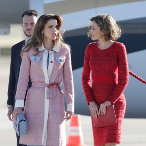 La reine Letizia d'Espagne et la reine Rania de Jordanie - Le couple royal d'Espagne accueille le couple royal de Jordanie lors d'une cérémonie à l'aéroport à Madrid, le 19 novembre 2015.  Kings of Spain, Felipe and Letizia Ortiz VI attend of welcome ceremony to kings of Jordan, Abdullah II and his wife Queen Rania at the airport in Madrid, on Thursday 19th November, 2015.19/11/2015 - Madrid