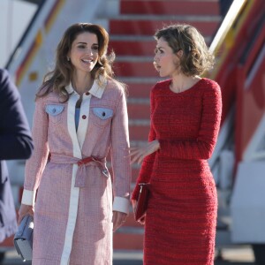 La reine Letizia d'Espagne et la reine Rania de Jordanie - Le couple royal d'Espagne accueille le couple royal de Jordanie lors d'une cérémonie à l'aéroport à Madrid, le 19 novembre 2015.  Kings of Spain, Felipe and Letizia Ortiz VI attend of welcome ceremony to kings of Jordan, Abdullah II and his wife Queen Rania at the airport in Madrid, on Thursday 19th November, 2015.19/11/2015 - Madrid