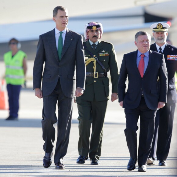 Le roi Felipe VI d'Espagne et le roi Abdallah II de Jordanie - Le couple royal d'Espagne accueille le couple royal de Jordanie lors d'une cérémonie à l'aéroport à Madrid, le 19 novembre 2015.  Kings of Spain, Felipe and Letizia Ortiz VI attend of welcome ceremony to kings of Jordan, Abdullah II and his wife Queen Rania at the airport in Madrid, on Thursday 19th November, 2015.19/11/2015 - Madrid