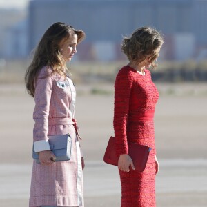 La reine Letizia d'Espagne et la reine Rania de Jordanie - Le couple royal d'Espagne accueille le couple royal de Jordanie lors d'une cérémonie à l'aéroport à Madrid, le 19 novembre 2015.  Kings of Spain, Felipe and Letizia Ortiz VI attend of welcome ceremony to kings of Jordan, Abdullah II and his wife Queen Rania at the airport in Madrid, on Thursday 19th November, 2015.19/11/2015 - Madrid