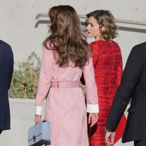 La reine Letizia d'Espagne et la reine Rania de Jordanie - Le couple royal d'Espagne accueille le couple royal de Jordanie lors d'une cérémonie à l'aéroport à Madrid, le 19 novembre 2015.  Kings of Spain, Felipe and Letizia Ortiz VI attend of welcome ceremony to kings of Jordan, Abdullah II and his wife Queen Rania at the airport in Madrid, on Thursday 19th November, 2015.19/11/2015 - Madrid