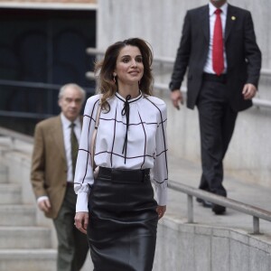 La reine Rania de Jordanie visite un centre culturel à Madrid le 19 novembre 2015