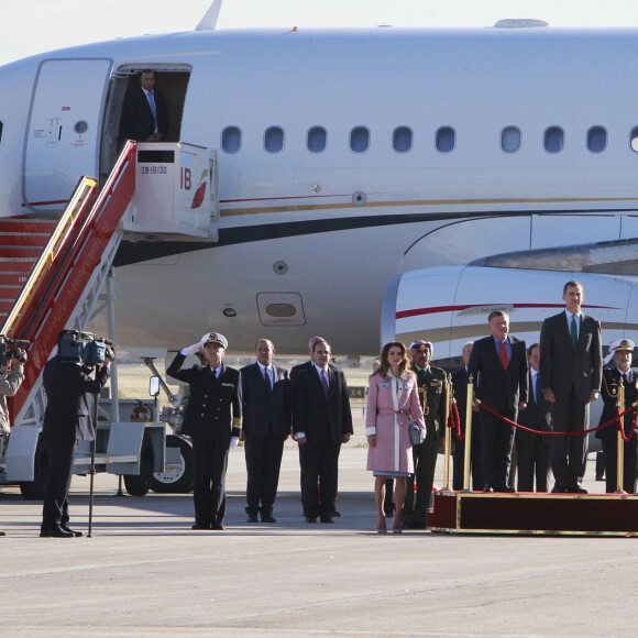 Le roi Felipe VI, la reine Letizia d'Espagne, le roi Abdallah II et la reine Rania de Jordanie - Le couple royal d'Espagne accueille le couple royal de Jordanie lors d'une cérémonie à l'aéroport à Madrid, le 19 novembre 2015.  Kings of Spain, Felipe and Letizia Ortiz VI attend of welcome ceremony to kings of Jordan, Abdullah II and his wife Queen Rania at the airport in Madrid, on Thursday 19th November, 2015.19/11/2015 - Madrid
