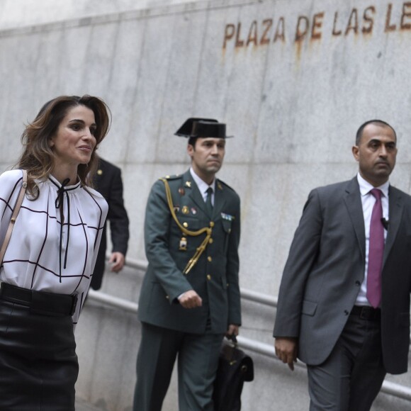 La reine Rania de Jordanie visite un centre culturel à Madrid le 19 novembre 2015