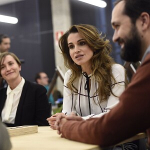 La reine Rania de Jordanie visite un centre culturel à Madrid le 19 novembre 2015