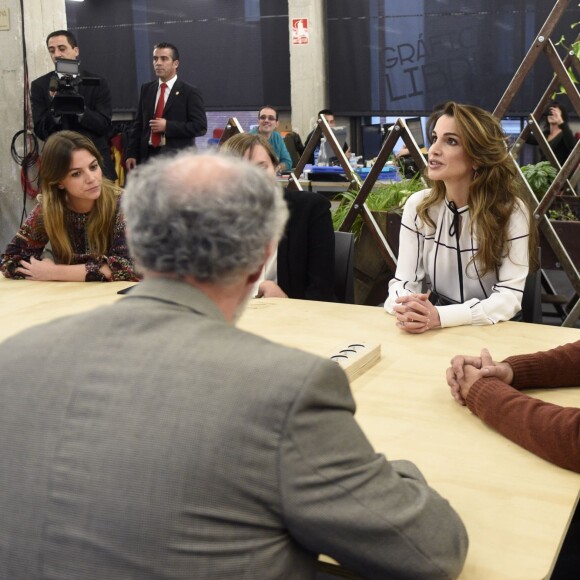 La reine Rania de Jordanie visite un centre culturel à Madrid le 19 novembre 2015