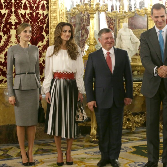 Le roi Felipe VI D'Espagne et la reine Letizia reçoivent le roi Abdallah II de Jordanie et sa femme La reine Rania au Palais le 20 novembre 2015.  King Felipe VI of Spain and Queen Letizia with King Abdullah of Jordan and Queen Rania at the Royal Palace in Madrid, Spain, on November 20th, 201520/11/2015 - Madrid