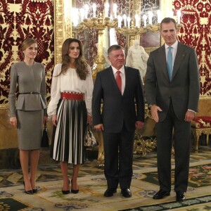 Le roi Felipe VI D'Espagne et la reine Letizia reçoivent le roi Abdallah II de Jordanie et sa femme La reine Rania au Palais le 20 novembre 2015.  King Felipe VI of Spain and Queen Letizia with King Abdullah of Jordan and Queen Rania at the Royal Palace in Madrid, Spain, on November 20th, 201520/11/2015 - Madrid