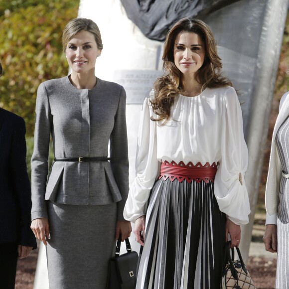 La reine Letizia d'Espagne et la reine Rania de Jordanie arrivent à une conférence au centre de biologie moléculaire de Madrid le 20 novembre 2015.  Queen Letizia and Queen Rania visit the 'Severo Ochoa' Molecular Biology Centre. Madrid-November 20, 201520/11/2015 - Madrid