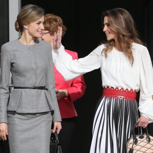 La reine Letizia d'Espagne et la reine Rania de Jordanie arrivent à une conférence au centre de biologie moléculaire de Madrid le 20 novembre 2015.  Queen Letizia and Queen Rania visit the 'Severo Ochoa' Molecular Biology Centre. Madrid-November 20, 201520/11/2015 - Madrid