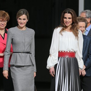 La reine Letizia d'Espagne et la reine Rania de Jordanie arrivent à une conférence au centre de biologie moléculaire de Madrid le 20 novembre 2015.  Queen Letizia and Queen Rania visit the 'Severo Ochoa' Molecular Biology Centre. Madrid-November 20, 201520/11/2015 - Madrid