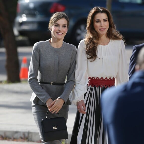 La reine Letizia d'Espagne et la reine Rania de Jordanie arrivent à une conférence au centre de biologie moléculaire de Madrid le 20 novembre 2015.  Queen Letizia and Queen Rania visit the 'Severo Ochoa' Molecular Biology Centre. Madrid-November 20, 201520/11/2015 - Madrid